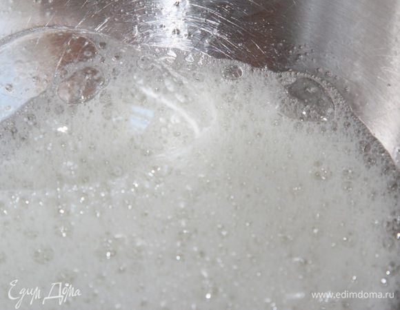 Охлажденные белки начинаем взбивать в металлической посуде до появления пены. На этом этапе начинаем добавлять лимонный сок.