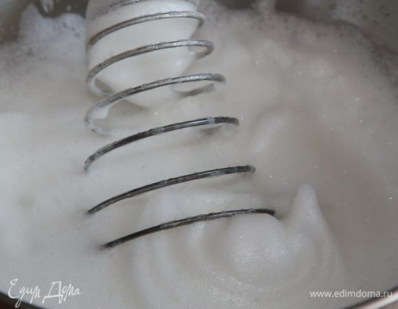 Взбиваем белки с лимонным соком до мягких пиков. На этом этапе начинаем постепенно добавлять сахар.