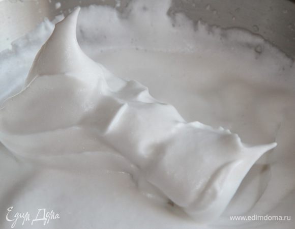 Добавляя сахар, взбиваем белки до крепких пиков. Проверяем переворотом миски: белки не выпали? Нам повезло! Значит белки готовы.
