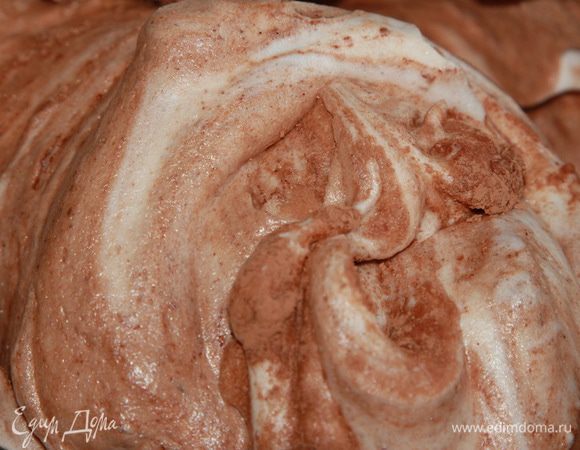 Очень быстро перемешиваем движениями "снизу-вверх"