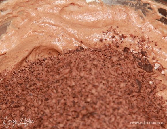 Теперь отправляем на смесь натертый шоколад