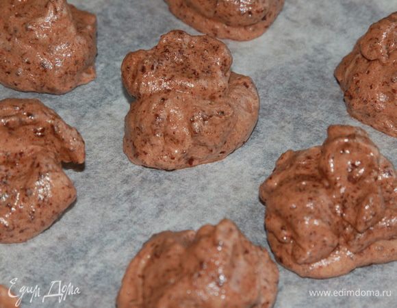 Духовка прогрета до 90 градусов. Противень выстилаем пергаментом для выпечки и выкладываем смесь при помощи чайной ложки с учетом того, что в процессе подсушки смесь немножко расползется. У кого есть кондитерский мешок - думаю будет красивее. Отправляем наши печенья в духовой шкаф сушиться на 2 часа. Затем выключаем духовку, приоткрываем дверку и оставляем остужаться.