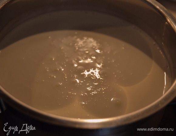 Сливки  должны быть жирные 30% и более.Сливки нагреть в сотейнике,не доводя до кипения.