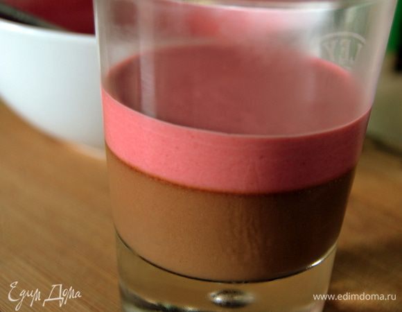 Выливаем на слой шоколадного мусса и убираем в холодильник.