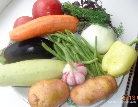 Овощи помыть и почистить. (Хоть натюрморт пиши!)