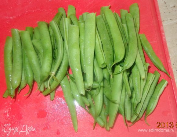 Фасоль перебрать и поломать на кусочки. Обжарить тоже.