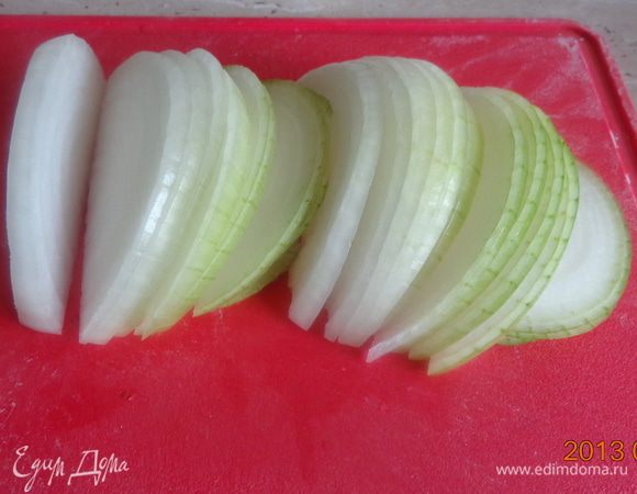 Для заливки нарезать побольше лука, обжарить до прозрачности. (Вот тут-то и придется поплакать!)