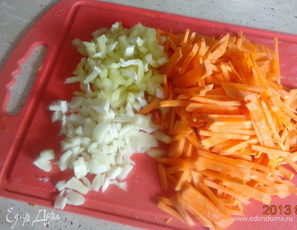 Морковь, перец болгарский, чеснок добавить к луку и немного протушить все вместе.