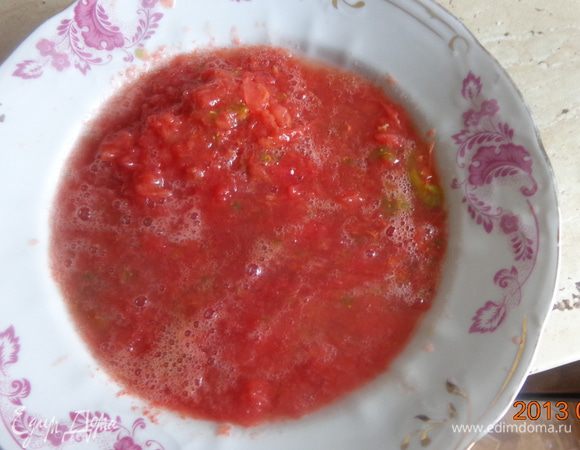 Натереть помидоры на крупной терке, чтобы шкурка не попала в сок.