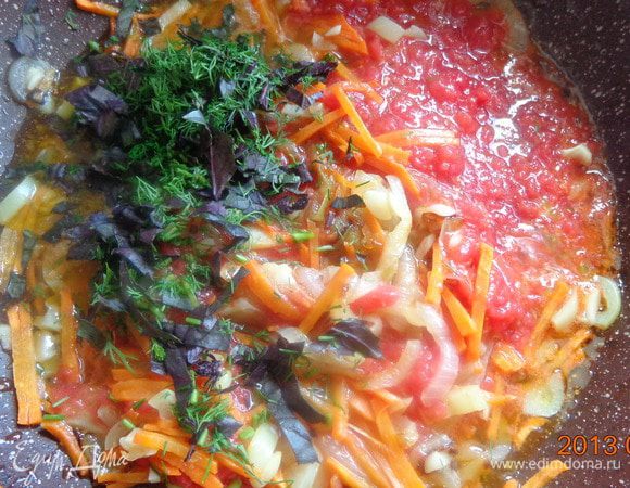 Залить соком зажарку, добавить мелко нарубленную зелень и бульон. Посолить, поперчить и добавить сахар по вкусу. 