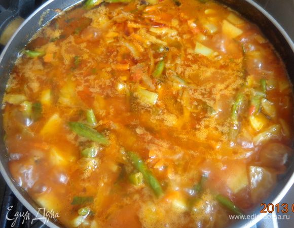 Полученную заправку добавить к обжаренным овощам и протушить все вместе минут 10-15, чтобы все ингредиенты сроднились между собой.