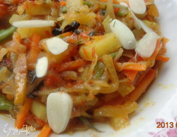 Выключить огонь, потомить под крышкой еще минут 10 и звать всех к столу. Хотя они и сами прибегут! :-) Сверху на рагу я тоже положила чесночка, только свежего!