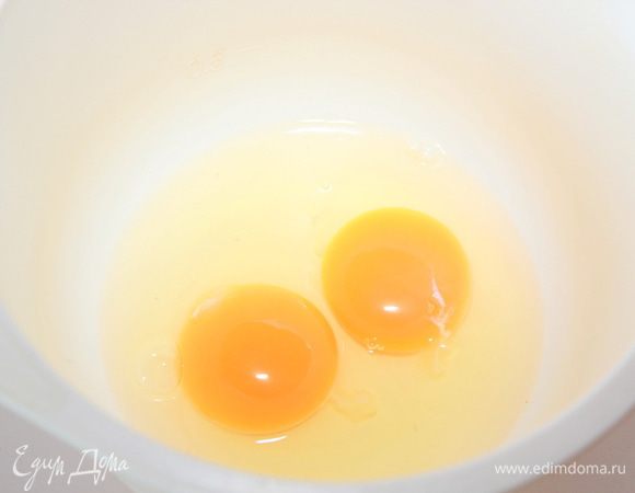 Все ингредиенты должны быть комнатной температуры, поэтому достаньте всё, что необходимо за несколько часов до начала приготовления. Творог обязательно протрите через сито, чтобы избавиться от комочков. Рикотту просто разомните вилкой. Яйца взбивайте на самой большой скорости миксера 1-2 минуты.