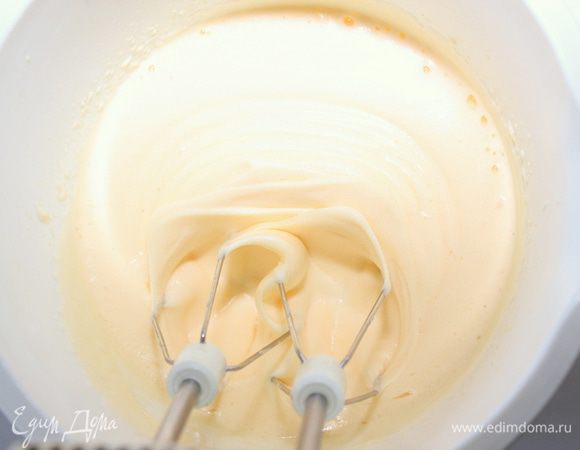 Добавьте сахар и рикотту.