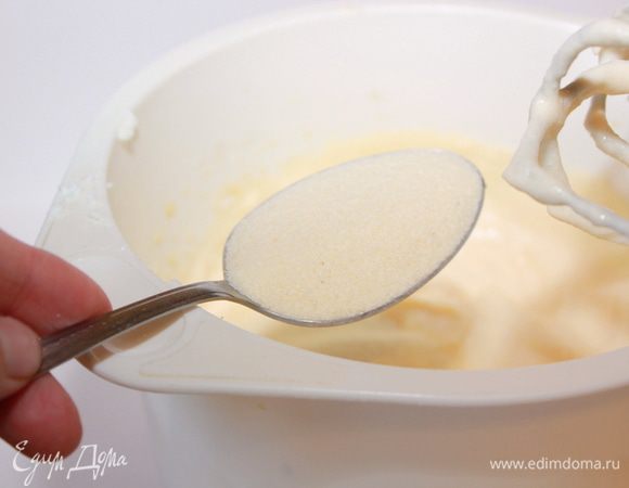 Затем манную крупу, соль, ваниль, разрыхлитель. Перемешайте до объединения.