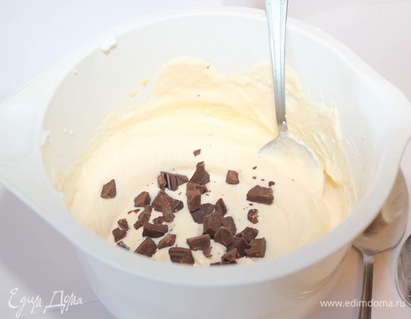 Добавьте мелкие кусочки шоколада.