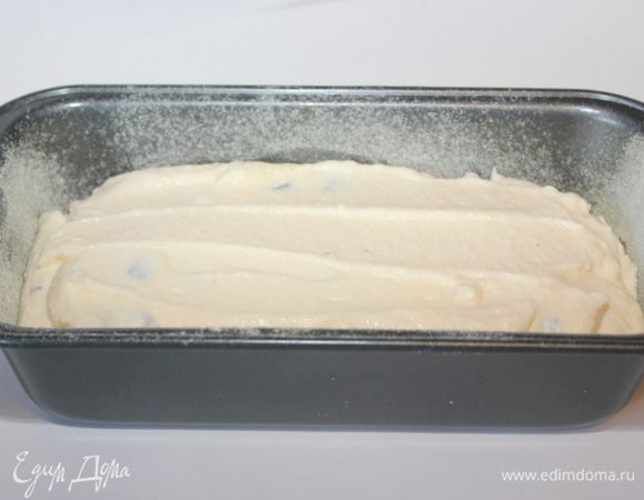 Выложите творожную смесь в прямоугольную форму (или в формочки для маффинов на 1/3). Поставить в заранее разогретую духовку до 175 гр. на 40-50 минут (в маленьких формочках приготовится намного быстрее, примерно через 25 минут).