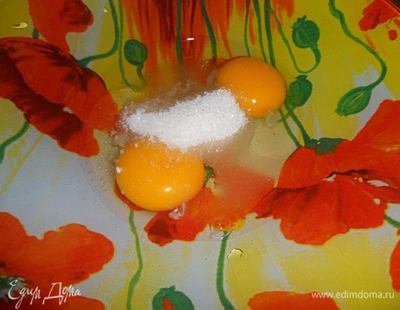 В миску вбить яйца, добавить сахар и посолить.