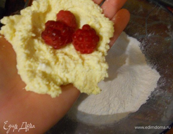 Из творожной массы сделать лепешку, в серединку положить малину и залепить, сформировать сырник. Немного со всех сторон обмакнуть в муке.