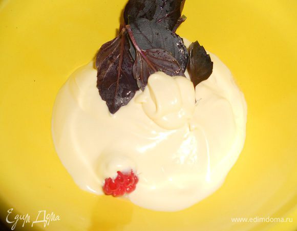 Делаем соус: смешиваем ингредиенты для соуса, пропускаем через блендер.