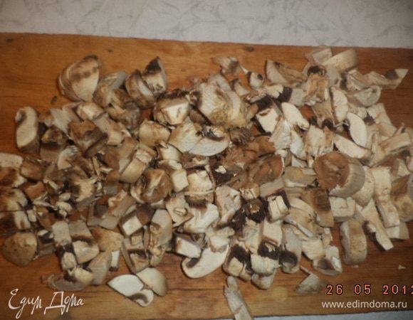 Шампиньоны, луковицу и помидоры нарезать маленькими кубиками. Зелёный лук мелко порезать. В сковороде разогреть 2 ст. лож. раст. масла, выложить шампиньоны и лук, посолить, поперчить, обжарить. Добавить помидоры и зелёный лук, немного протушить всё вместе.Снять сковороду с огня. Остудить.