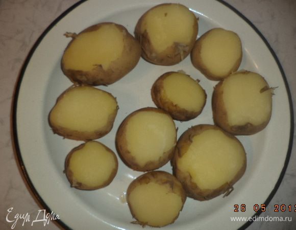 У картофелин срезать боковую "крышечку" толщиной около 5 мм и чайной ложечкой выбрать часть мякоти.