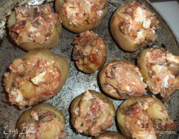 Получившейся массой наполнить картофелины. Противень смазать раст. маслом, выложить нафаршированные картофелины. Запекать при температуре 200 градусов 10-15 минут.










