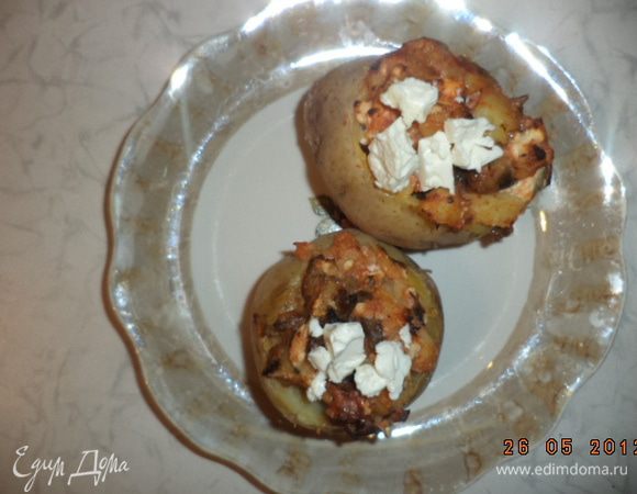 Перед подачей присыпать оставшейся фетой и зеленью. Пожалуйста, угощайтесь. Приятного аппетита!!!