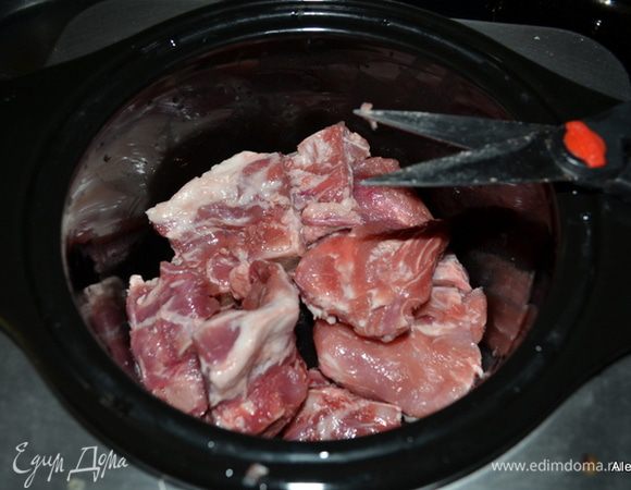 Риблет порезать на кусочки ножницами или ножом. Сложить в слоукукер. Присыпать сверху чесноком.
Закрыть крышкой и поставить  на медленный режим 7 часов.