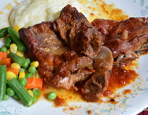 Подаем риблеты с гарниром. Приятного аппетита.