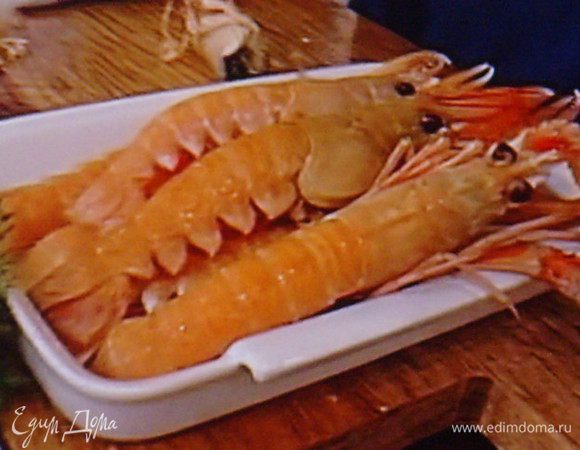 Креветкам отделить головы, промыть под проточной водой. Креветки наколоть на шпажки. Имбирь очистить, натереть на тёрке. Чили мелко нарубить, удаляя семена.