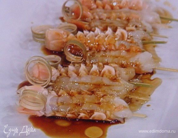 Приготовить маринад из оливкового масла, соевого соуса, мёда, чили, имбиря,  и  зелени тимьяна, замариновать в нём креветки.