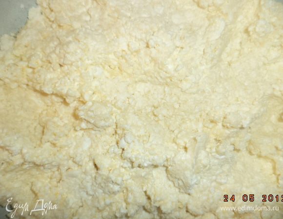 К творогу прибавить яйца, сахар и муку. Тщательно перемешать.
