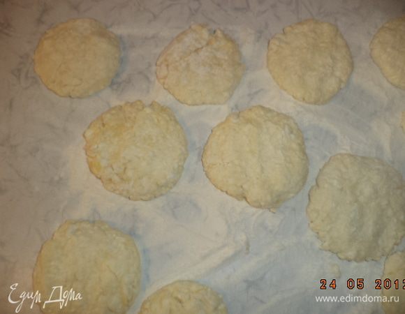 Сформировать круглые сырники. Обвалять в муке.