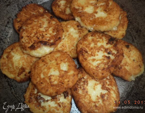 Обжарить сырники  на сковороде в разогретом раст. масле с двух сторон до золотистого цвета.