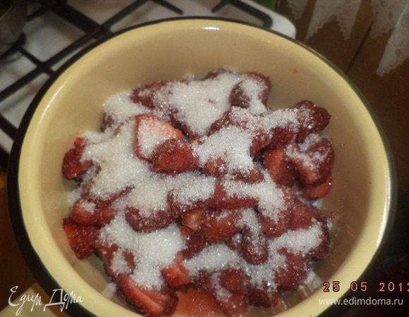 Клубничный соус. Клубнику разрезать на 2 - 4 части, засыпать сахаром и оставить на 15 минут, чтобы выделился сок. Затем проварить 1 - 2 минуты.