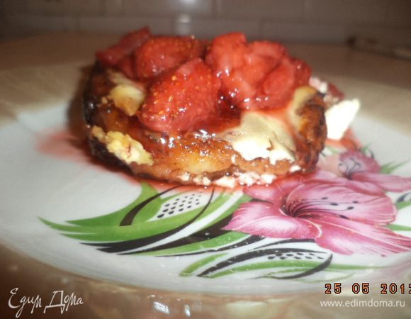 При подаче полить сырники клубничным соусом. Очень вкусно! 
Приятного аппетита!!!