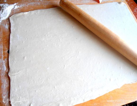 У меня тесто состоит из двух пластов, берём половину и раскатываем тонко...