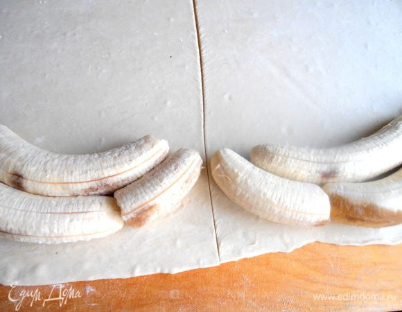 В центре проводим разрез ножом... Но можно нарезать банан на куски и сделать один большой рулет.