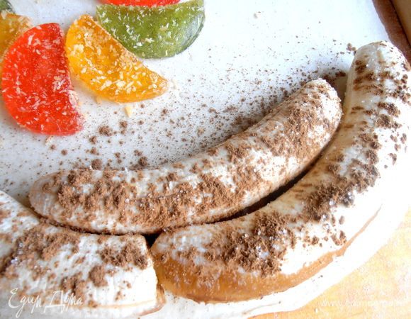 Сначала посыплем ванилью и корицей бананы...
