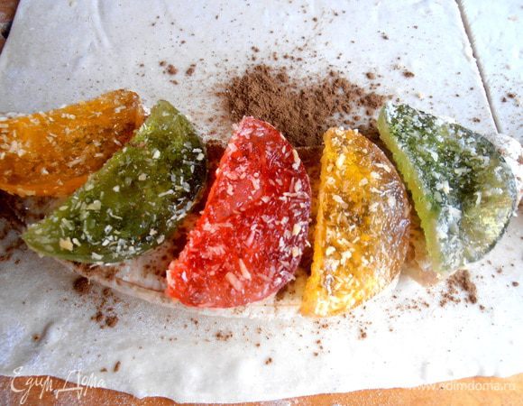 Сверху накрываем дольками вместо сахара.