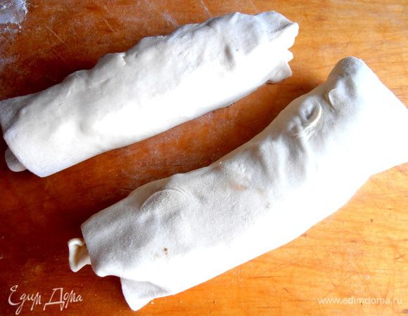 Сворачиваем оба рулета,стараясь в итоге, чтобы мармелад оказался наверху бананов...