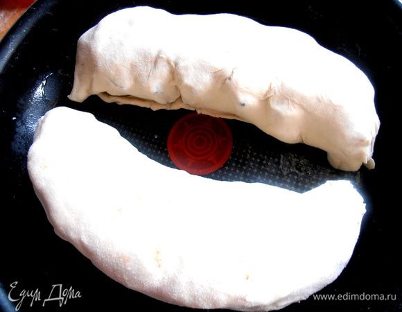 Скрепляем концы и переносим в форму.