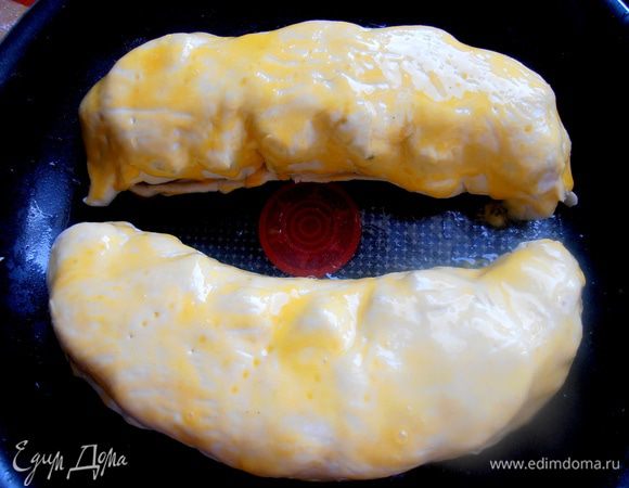 Накалываем тесто вилкой и смазываем верх желтком.
