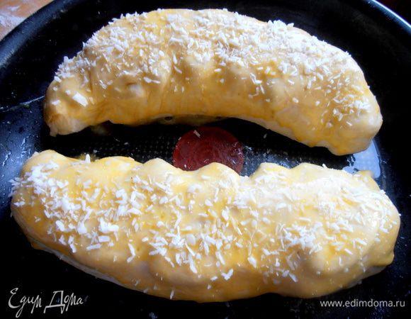 Верх ещё можно посыпать кокосовой стружкой. Выпекаем около получаса при 190*