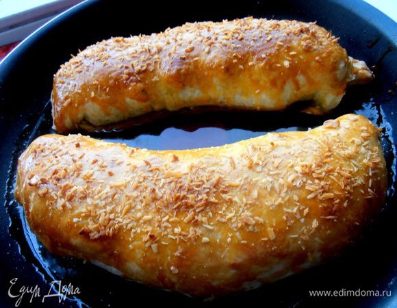 В процессе выпекания,мармелад плавился,пропитывал весь штрудель и в итоге растёкся по форме, но это ничего..., было так вкусно, что можно потерпеть некоторую липкость нижней корочки)))