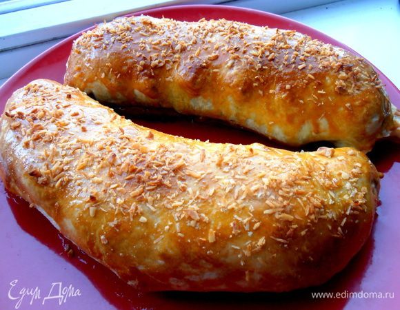 Переносим на большое блюдо и даём немного постоять, прежде, чем нарежем, иначе всё скомкаем...