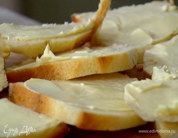 Каждый ломтик хлеба с одной стороны намазать сливочным маслом (1 ст. ложку оставить), а сверху шоколадной пастой.