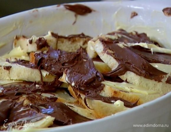 Керамическую форму для выпечки смазать оставшимся сливочным маслом, выложить внахлест ломтики хлеба начинкой вверх.