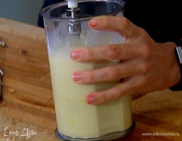 Яйца, молоко, сливки, бренди и ванильный экстракт взбить миксером в однородную массу.